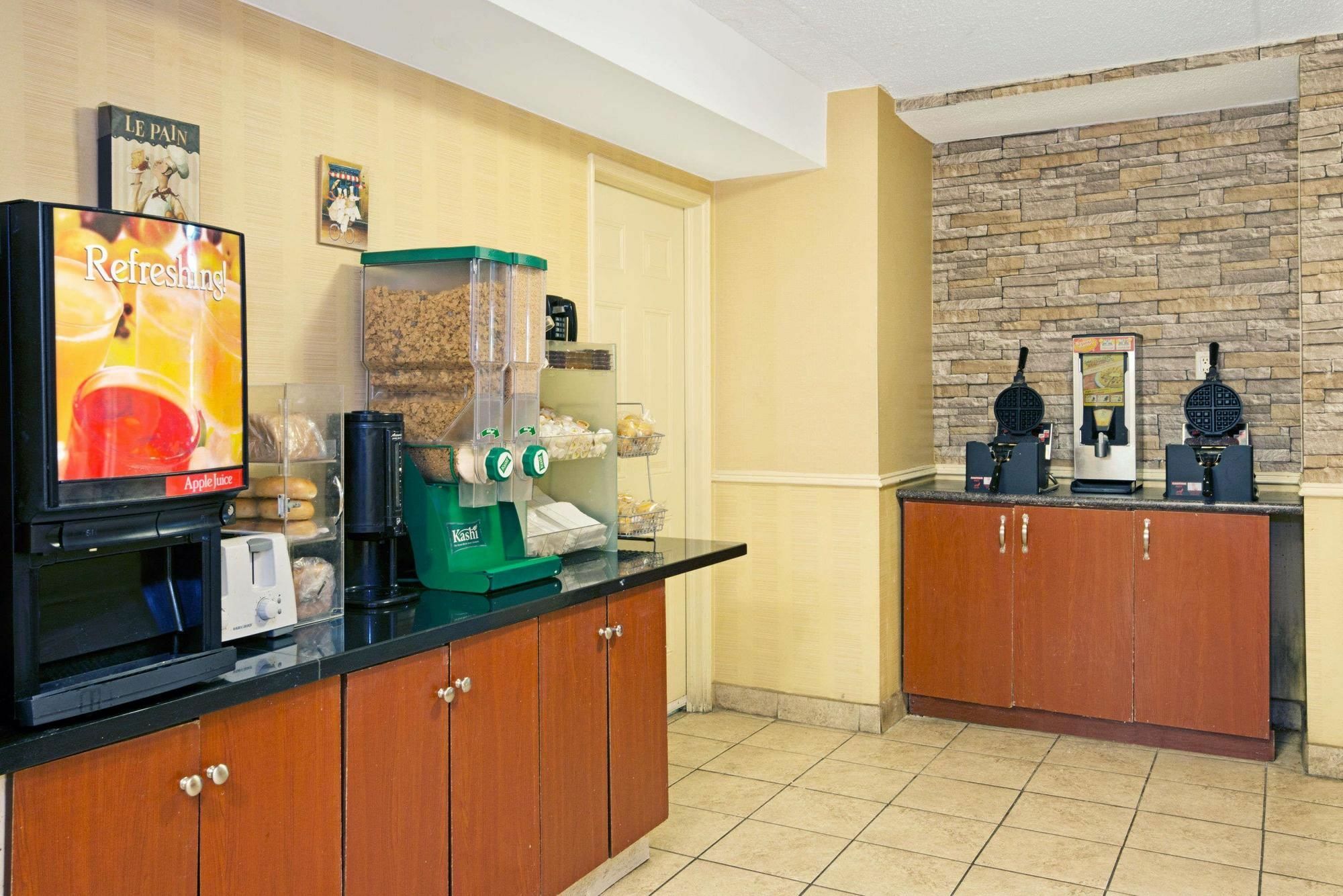 Knights Inn Toronto Scarborough Экстерьер фото